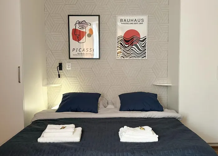A1 - Kings Big Room - Warsaw City Haven - Two Shared Bathrooms
